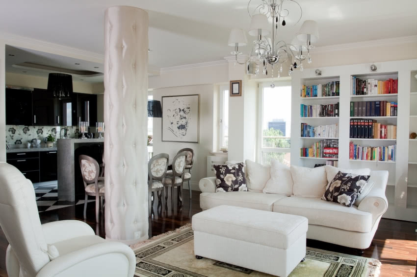 Salon - w głębi widać otwartą kuchnię.