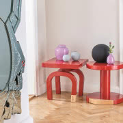 W ogromnym lustrze od Kare Design odbija się...