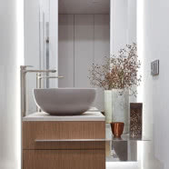 Drewno i wyraziste kolory - udany mariaż na 70 metrach kwadratowych