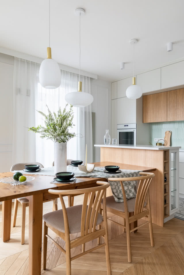 Biała kuchnia z drewnem aranżacja