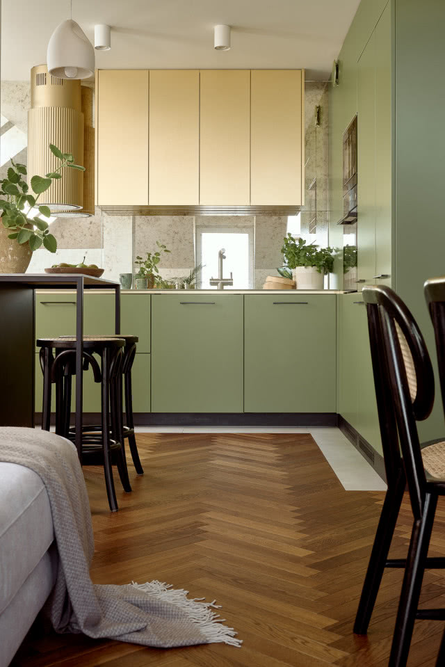 Zielona kuchnia ze złotymi dodatkami