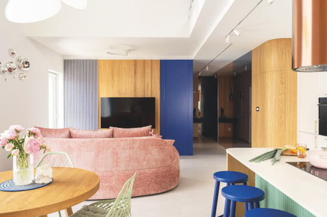 kolorowe ściany w salonie i różowa sofa