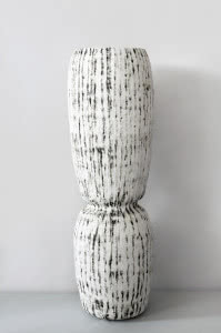 Ceramiczna figura z serii Części ciała III autorstwa Finki Kristiny Riska