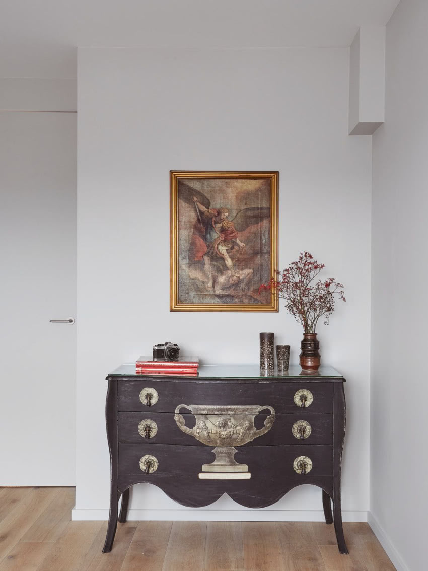 Czarna komoda wykonana z kolażu antycznych...