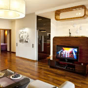 Nowoczesny gabinet - proste meble i czarno-biała...