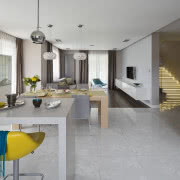 Biel i neutralne beże ożywia turkusowy fotel