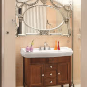 W ogromnym lustrze od Kare Design odbija się...