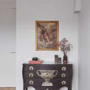 Drewno i wyraziste kolory - udany mariaż na 70 metrach kwadratowych