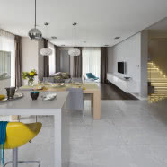 Ascetyczne wnętrze z kroplą koloru