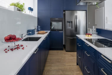 Jak urządzić granatową kuchnię? Najlepsze aranżacje