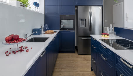 Jak urządzić granatową kuchnię? Najlepsze aranżacje