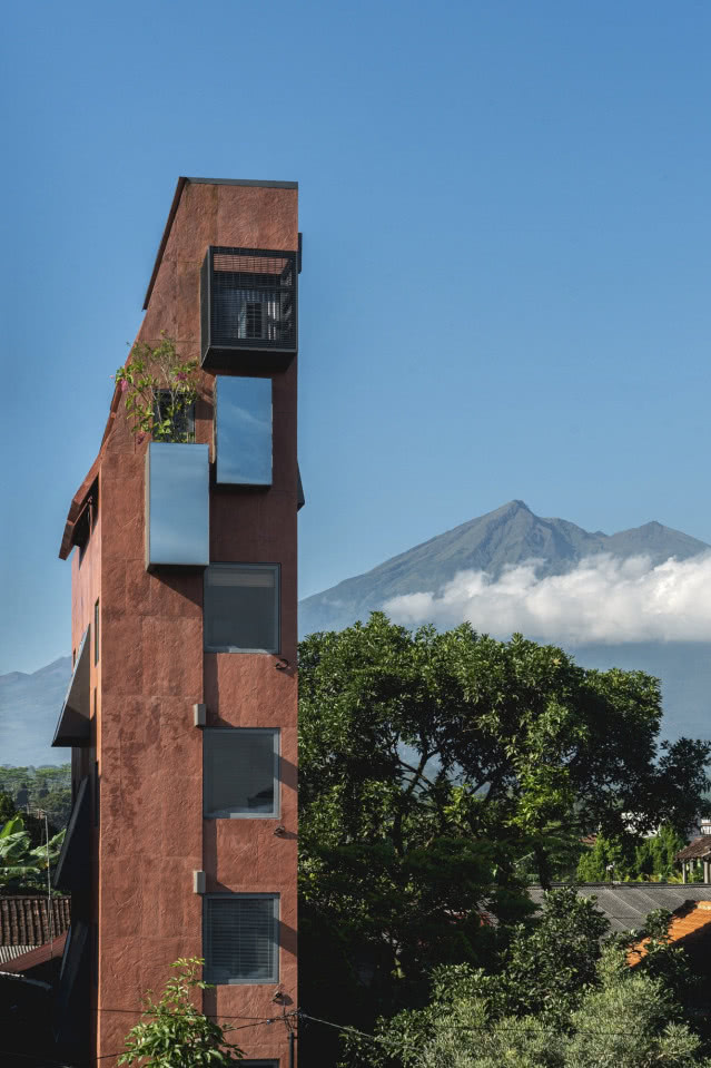 Najchudszy hotel świata - na tle wulkanu