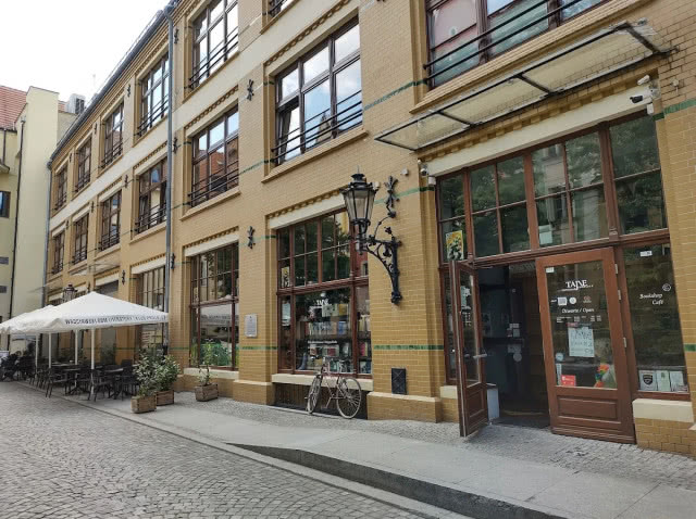nowoczesna księgarnia z kawiarnią