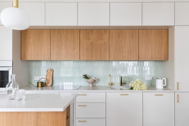 Biała kuchnia z drewnem aranżacja