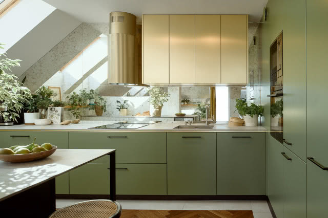 Zielona kuchnia ze złotymi dodatkami