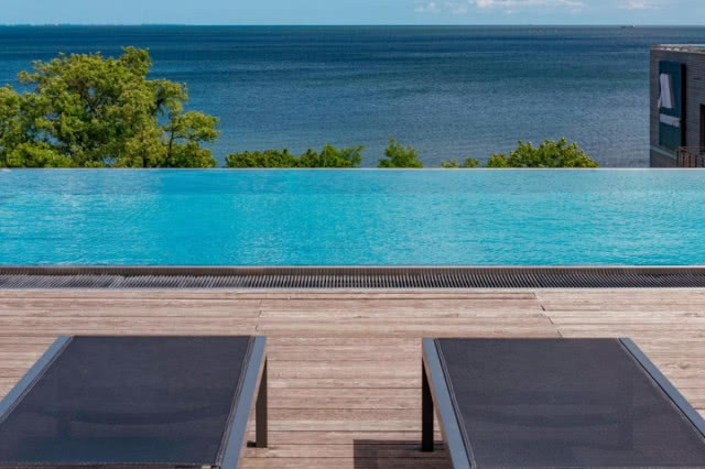 widok z leżaków na basen infinity