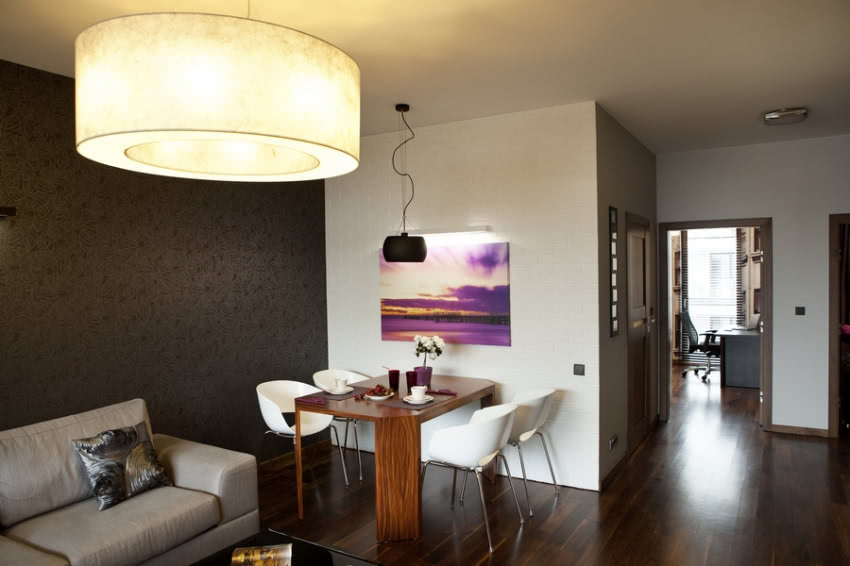 W nowoczesnym salonie nie ma wielu mebli i...