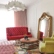 W ogromnym lustrze od Kare Design odbija się...