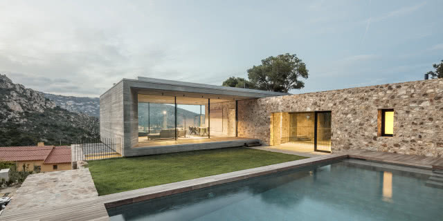 widok na dom od strony basenu