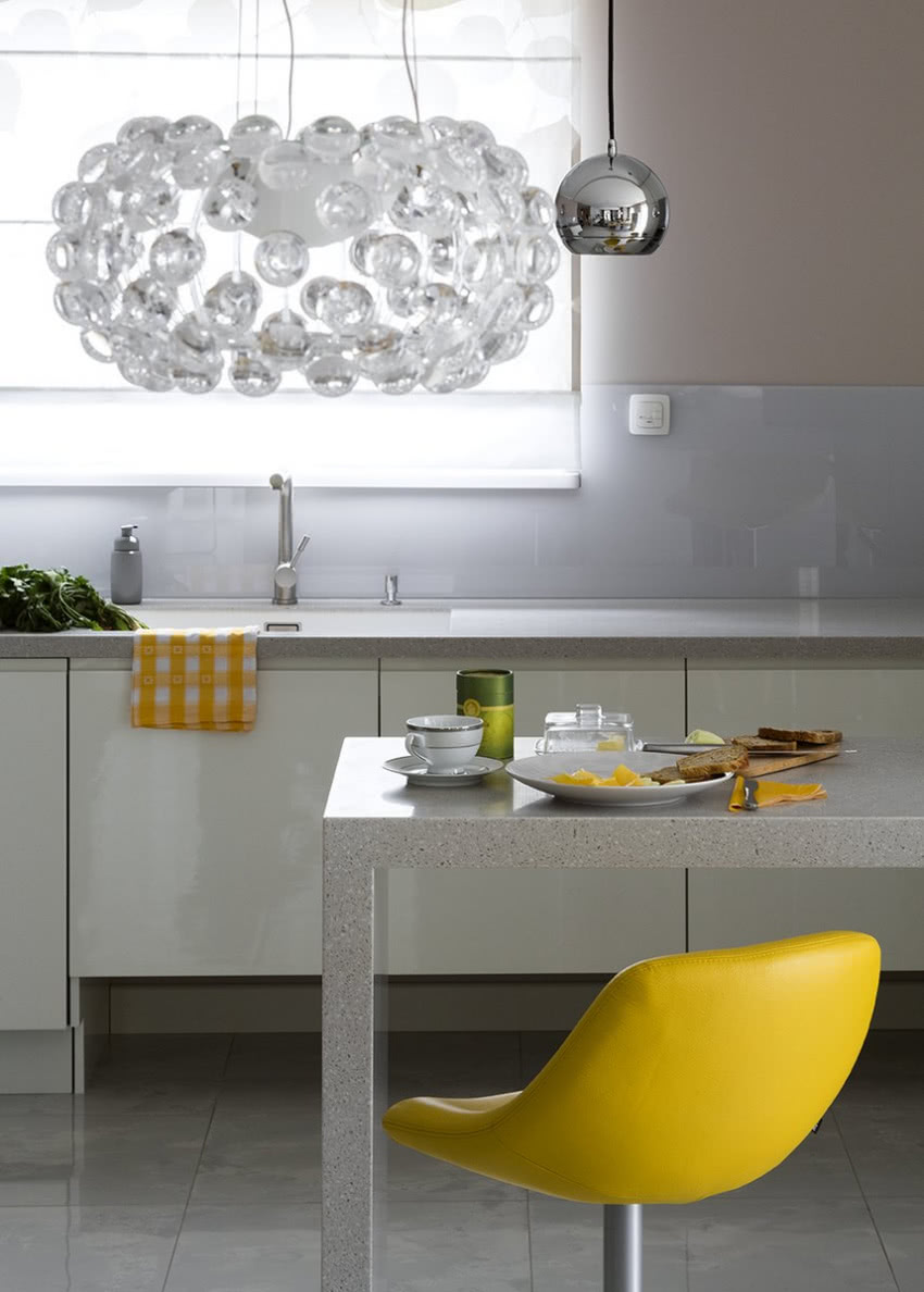 W białej kuchni kolorowym akcentem jest żólty...