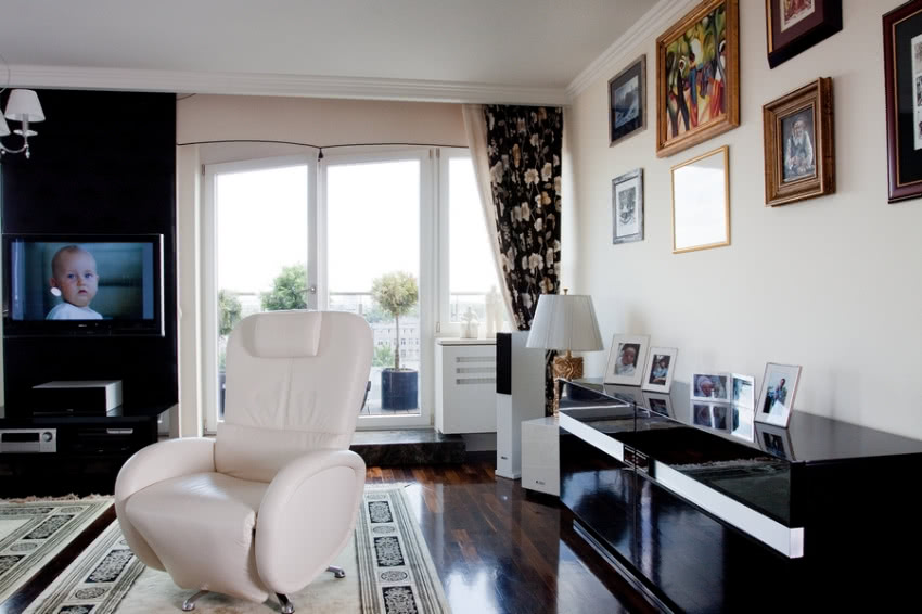 Także w salonie są czarne szafki na wysoki połysk.