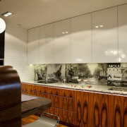 Nowoczesny gabinet - proste meble i czarno-biała...