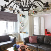 W ogromnym lustrze od Kare Design odbija się...