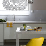 Ascetyczne wnętrze z kroplą koloru