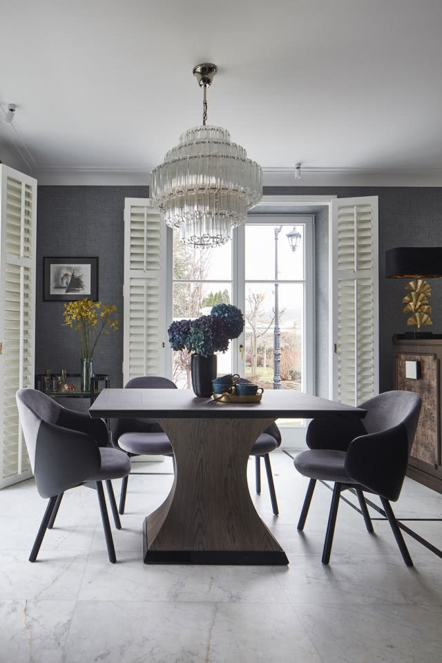 Jadalnia z kryształowym żyrandolem nad stołem