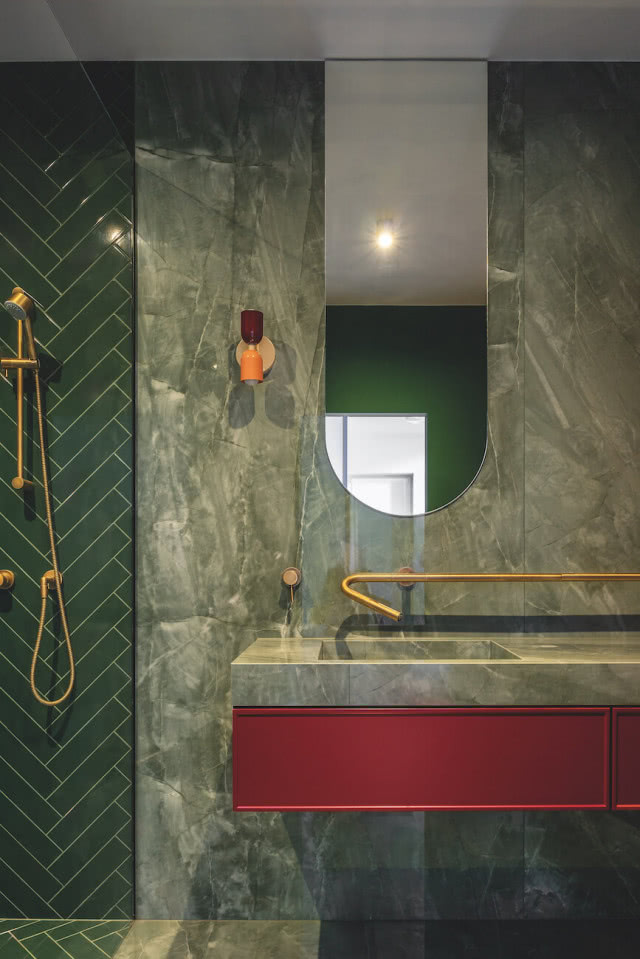 zielona łazienka i czerwona szafka pod umwalkę