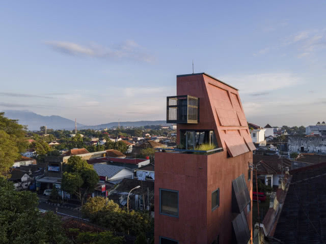 Fasada z czerwonego kamienia