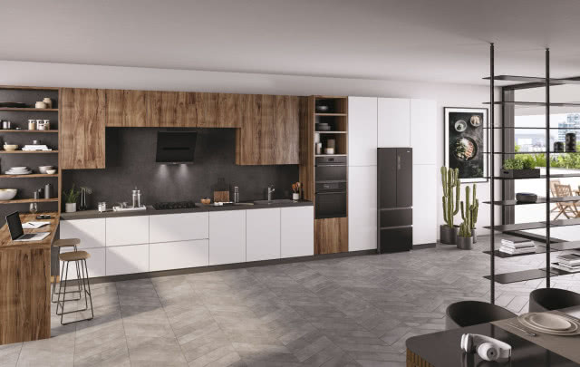 szafki wiszące mają drewniane fronty kuchenne, dolne szafki mają białe fronty kuchenne, lodówka, piekarni do zabudowy, płyta grzewcza, okap, zastawa stołowa, mała wyspa kuchenna, laptop, dwa stołki barowe