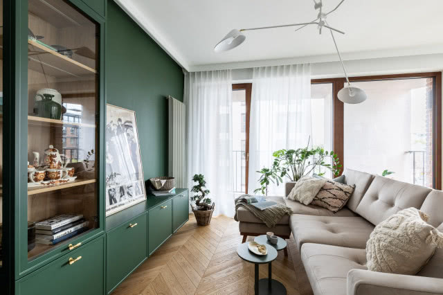 Zielona ściana i meble w salonie