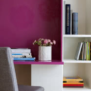 Ascetyczne wnętrze z kroplą koloru