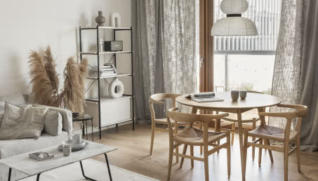 Jasne mieszkanie w stylu japandi. Przypomina scenografię ze znanego filmu!
