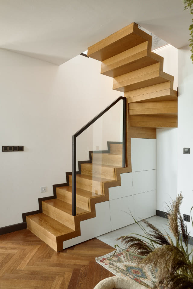 Szafa pod schodami aranżacja