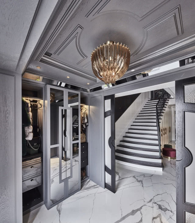 Elegancki hall z marmurem na podłodze