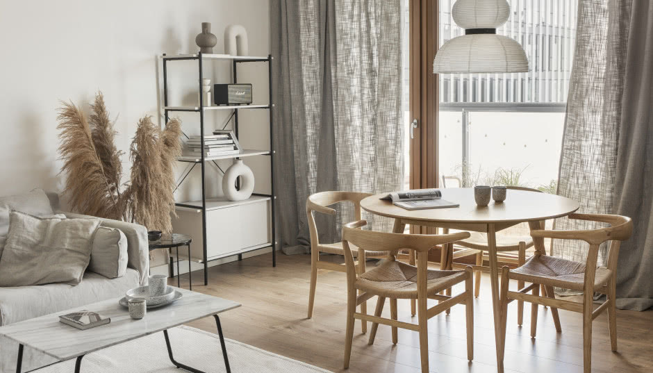 Jasne mieszkanie w stylu japandi. Przypomina scenografię ze znanego filmu!
