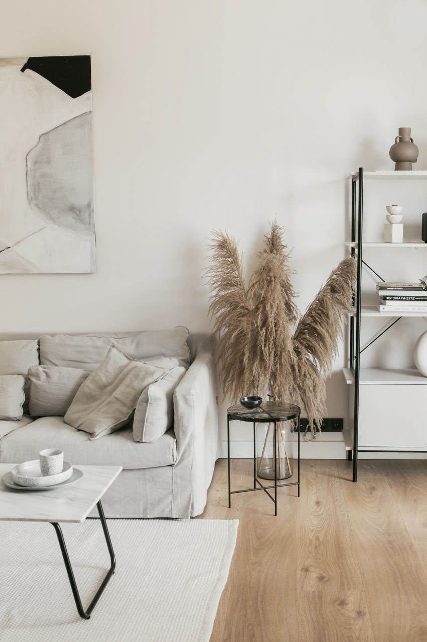 Wszystkie meble w salonie zdają się być...