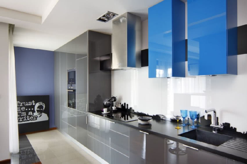 Pionowe niebieskie szafki wiszące nawiązują do...