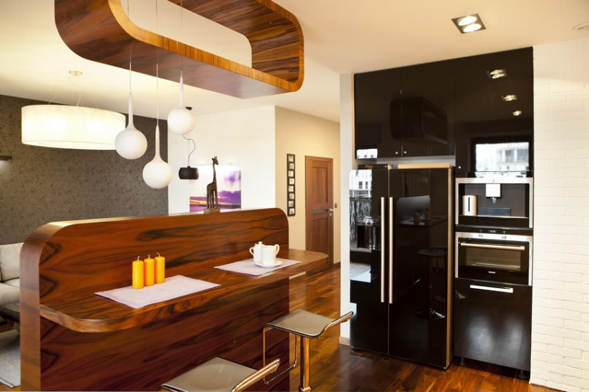 Zaokrąglenia fornirowanej ścianki-barku między...