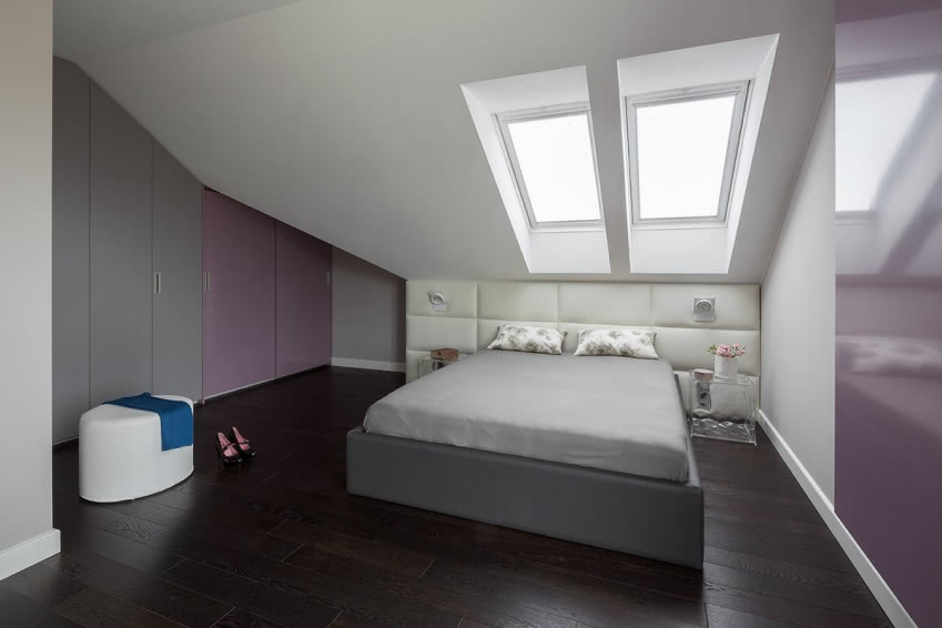 W sypialni królują szarości i wrzosowy fiolet