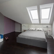 Ascetyczne wnętrze z kroplą koloru