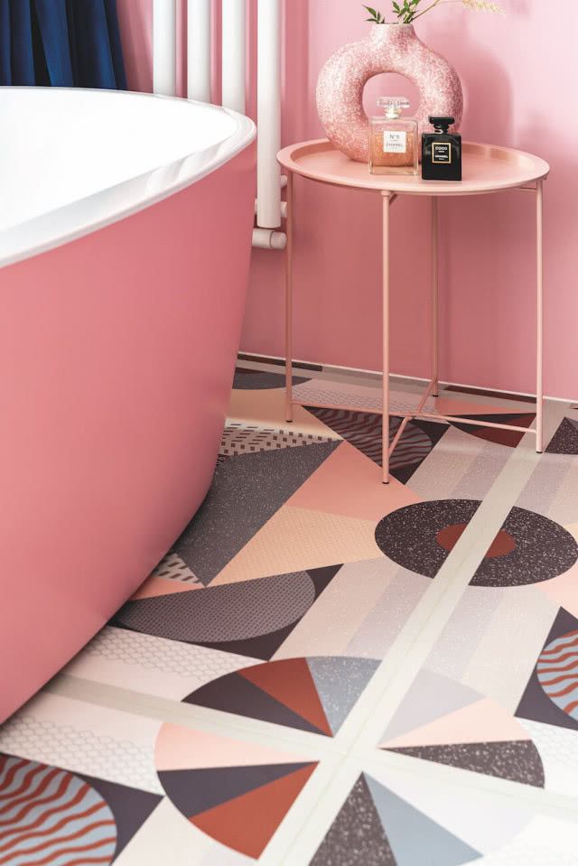 różowa wanna w łazience