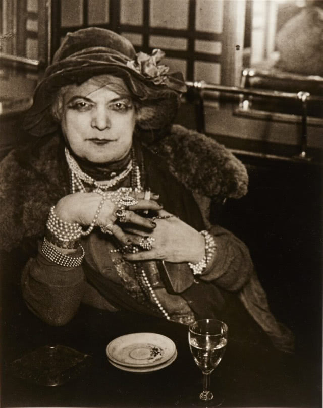 czarno-biała fotografia przedstawiająca kobietę w biżuterii