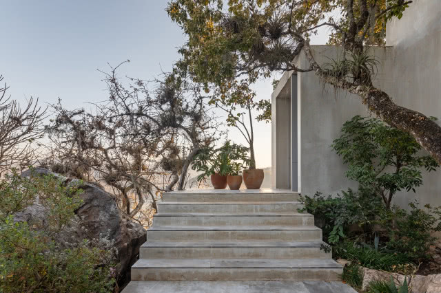 wejście do domu po schodach