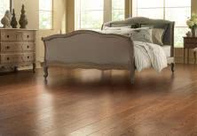 Drewniana podłoga do klasycznej sypialni 