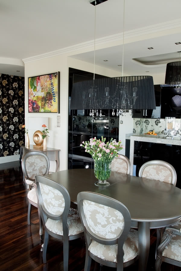 Jadalnia, w tle otwarta kuchnia.