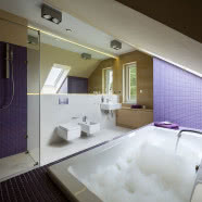 Ascetyczne wnętrze z kroplą koloru