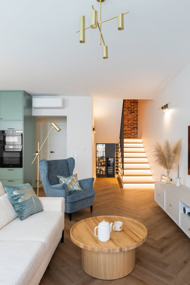 piwniczka na wino pod schodami w domu